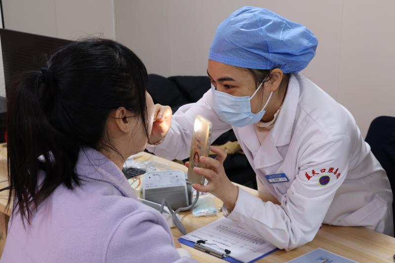 醫(yī)護人員正在檢查口腔。尹睿攝