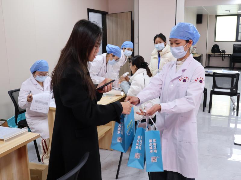 醫(yī)護人員給患者贈送口腔健康伴手禮。尹睿攝