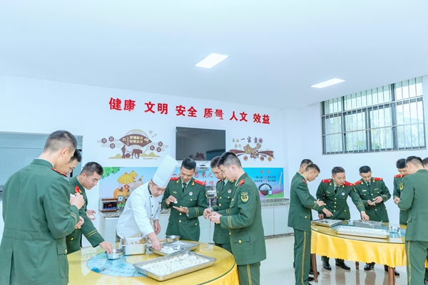 武警官兵包餃子活動現(xiàn)場。