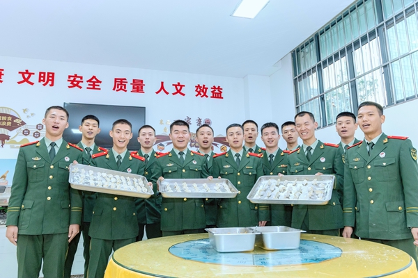 武警官兵展示“勞動成果”。