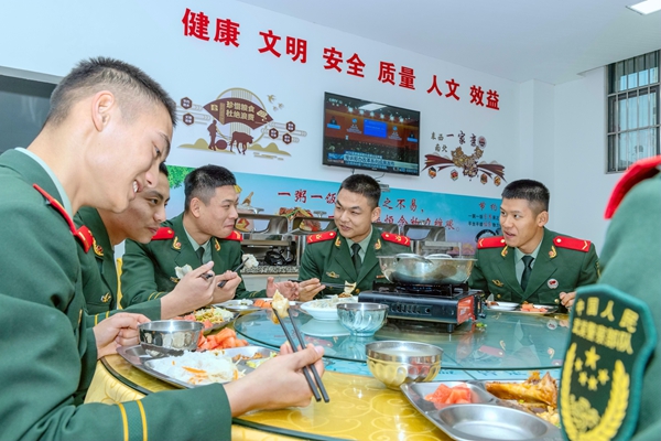 武警官兵品嘗美味的餃子。