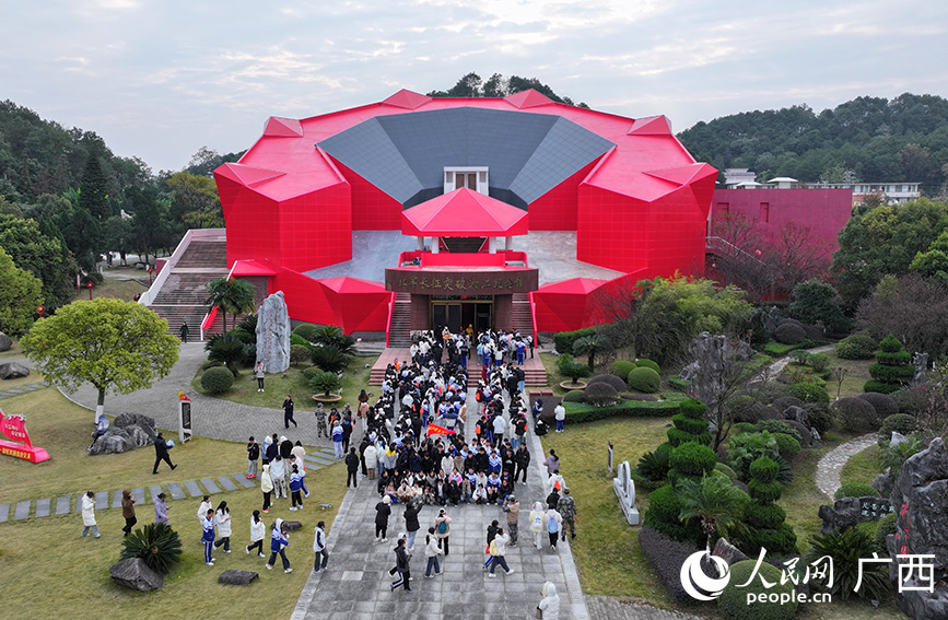 人們?cè)诩t軍長征突破湘江烈士紀(jì)念碑園排隊(duì)參觀。人民網(wǎng) 付華周攝