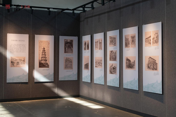 玉林師范學(xué)院鋼筆畫在柳州工業(yè)博物館機(jī)動(dòng)展館現(xiàn)場一角。