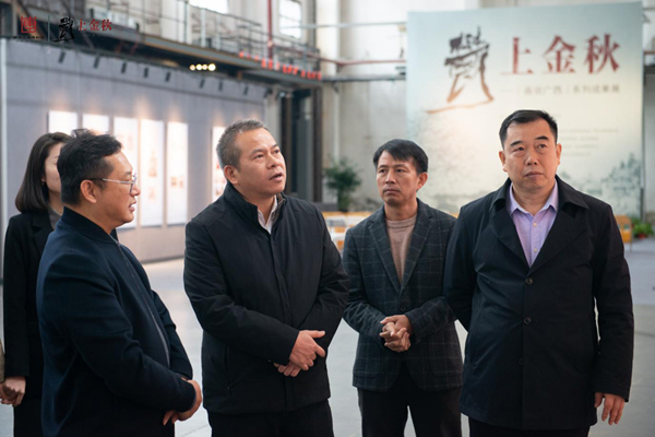 柳州市副市長潘展東（中）在柳州工業(yè)博物館展覽現(xiàn)場。