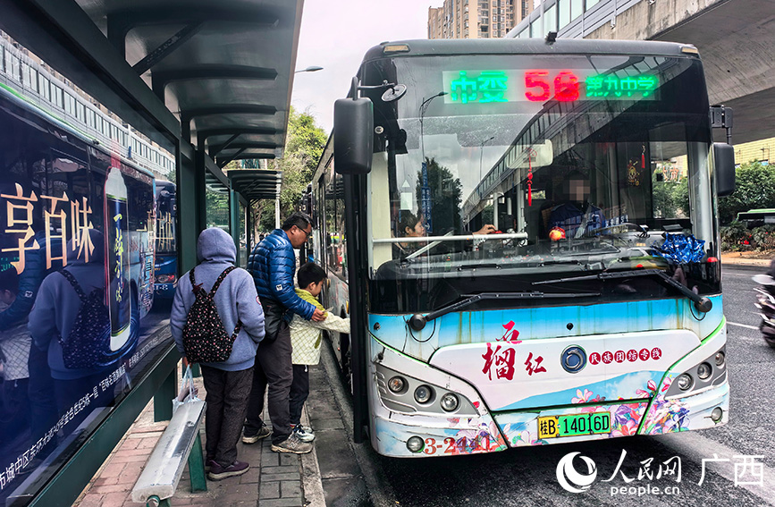 市民排隊(duì)乘坐 公交車(chē)。人民網(wǎng) 付華周攝