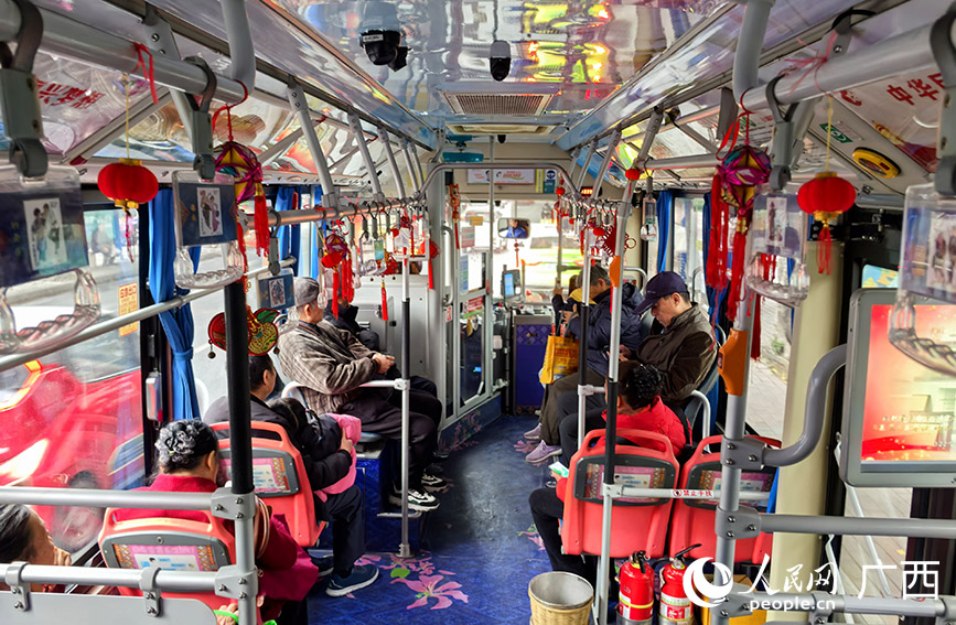 市民游客乘坐 公交車(chē)。人民網(wǎng) 付華周攝