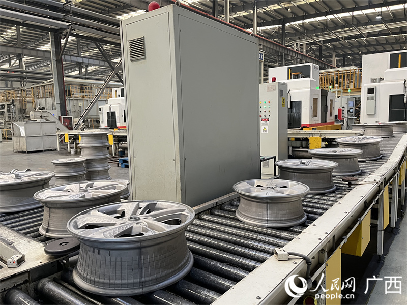 吉利百礦集團(tuán)生產(chǎn)車間在生產(chǎn)制造鋁合金輪轂。人民網(wǎng) 韋歡攝