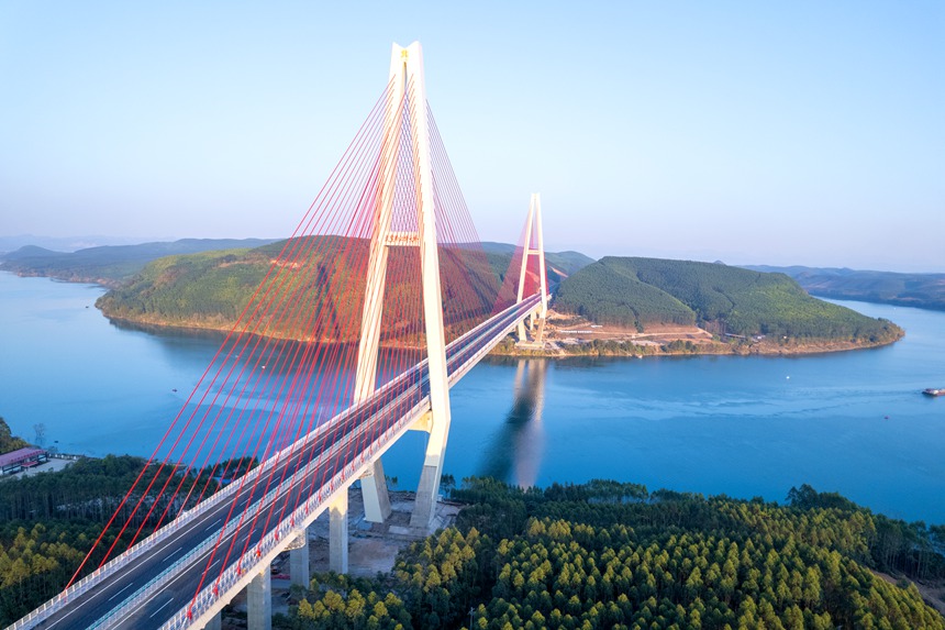 廣西已建成最高索塔、最大跨徑斜拉橋——武忻高速武宣黔江特大橋一跨過江，凌飛黔江之上。陳洪安攝
