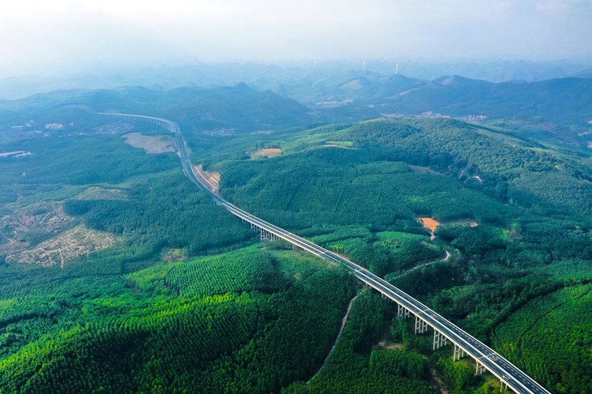 武忻高速穿行在青山綠野間。黎冰攝
