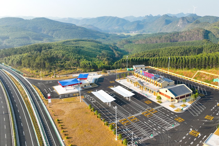 武忻高速合山北服務(wù)區(qū)實(shí)現(xiàn)提前10個(gè)月完工交付，各項(xiàng)設(shè)施齊全。凌國(guó)穎攝