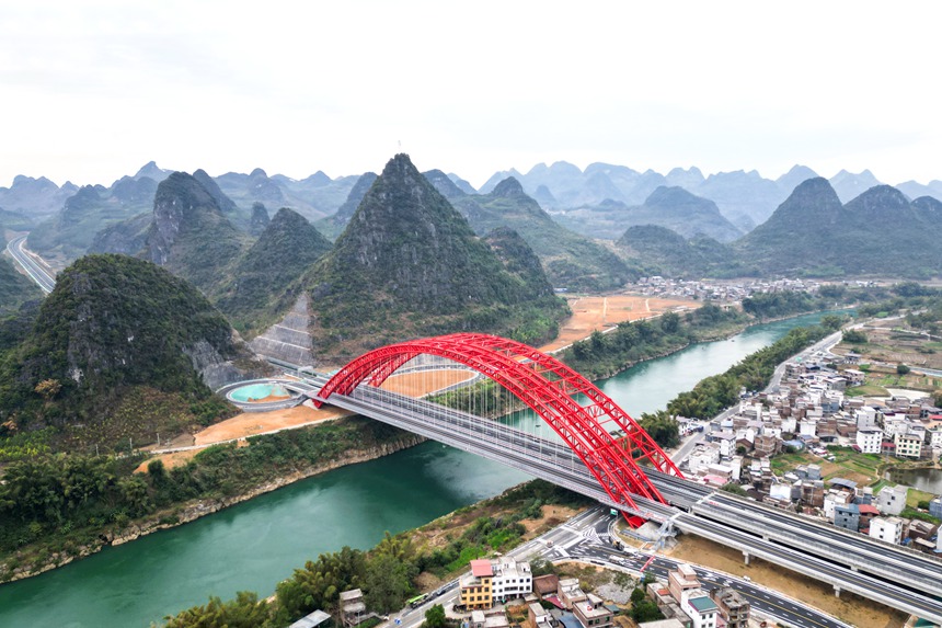 武忻高速新圩紅水河特大橋主線橋、連接線橋?qū)崿F(xiàn)工程建設(shè)與鄉(xiāng)村振興的雙向奔赴。黃全毅攝