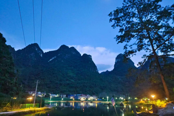 夜幕下的弄初村。玉美紅攝