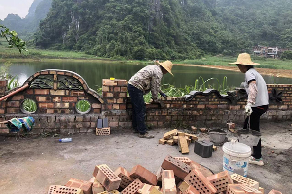 村民投工投勞參與村屯基礎(chǔ)設施建設。美紅攝