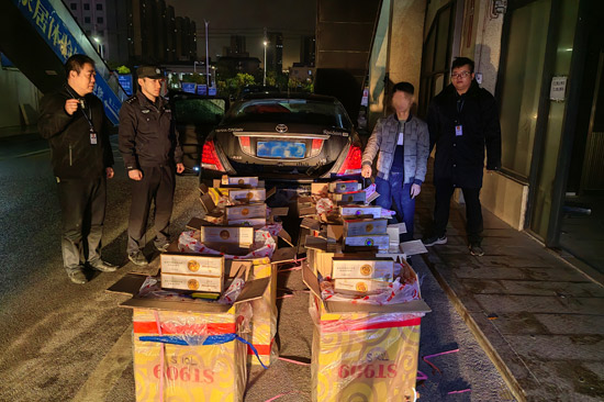 3.圖為靈山縣煙草專(zhuān)賣(mài)局與縣公安局局對(duì)轄區(qū)市場(chǎng)非法經(jīng)營(yíng)犯罪行為進(jìn)行查處(覃葦攝)