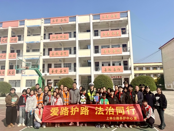 “愛路護路 法治同行”主題宣傳進校園。韋珊攝
