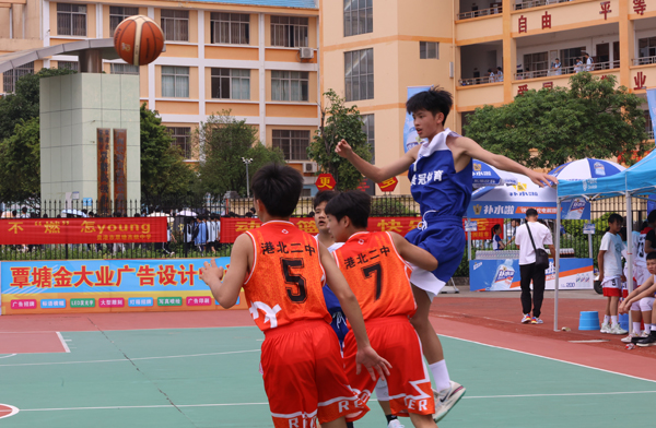 2024年5月13日，貴港市第八屆“立德育人”校園足球聯(lián)賽暨廣西第十四屆學(xué)生運動會中學(xué)生籃球選拔賽在覃塘高中開賽，來自全市28所學(xué)校、38支隊伍、452名選手參賽。張彬云攝