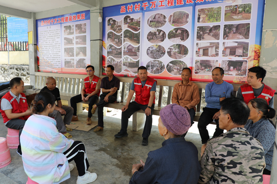 駐村工作隊(duì)開展醫(yī)療保險(xiǎn)交納宣傳。周俊位攝