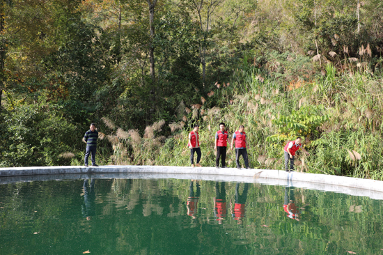 駐村工作隊(duì)、村“兩委”到水庫檢查水質(zhì)情況。周俊位攝