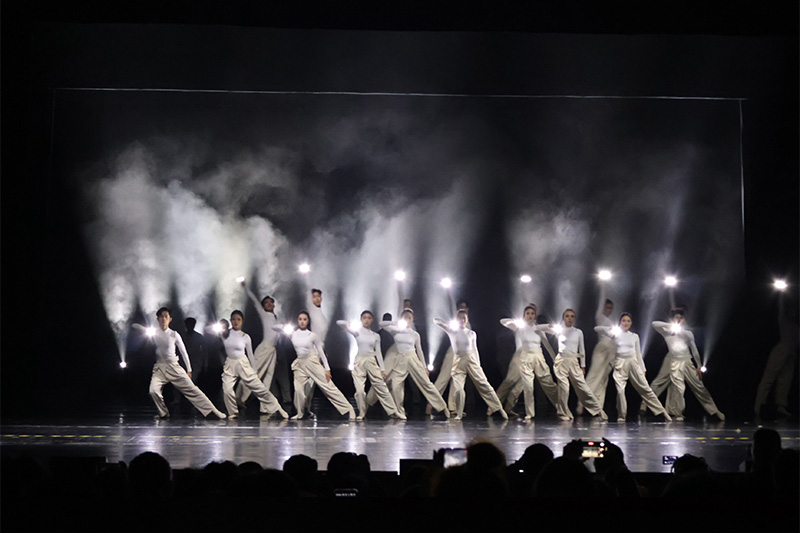 節(jié)目《逐光》。廣西藝術(shù)學(xué)院舞蹈學(xué)院供圖