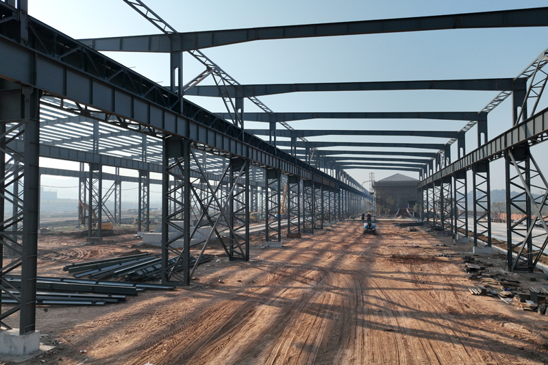 弘毅新材料年產(chǎn)100萬噸高端不銹鋼制品精深加工項目施工現(xiàn)場。