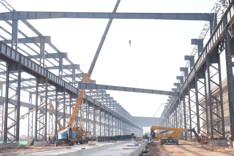 在弘毅新材料年產(chǎn)100萬噸高端不銹鋼制品精深加工項目施工一線，大型機械緊張作業(yè)。