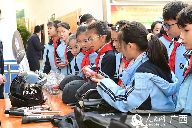 孩子們認(rèn)真參觀。人民網(wǎng) 雷琦竣攝