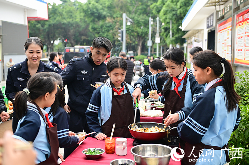 小朋友們正在炒制老友粉。人民網(wǎng) 雷琦竣攝
