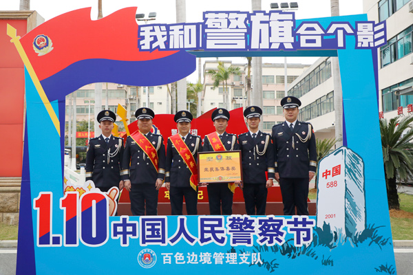 合影留念。施思攝