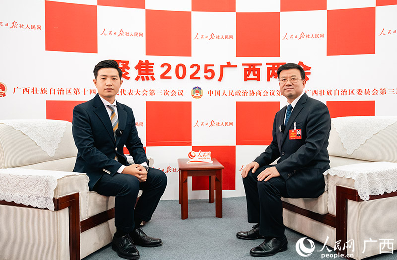 趙君委員（右）接受采訪。人民網(wǎng)記者 嚴(yán)立政攝