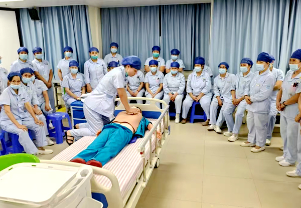 醫(yī)療護(hù)理員接受培訓(xùn)。廣西壯族自治區(qū)人力資源和社會(huì)保障廳供圖