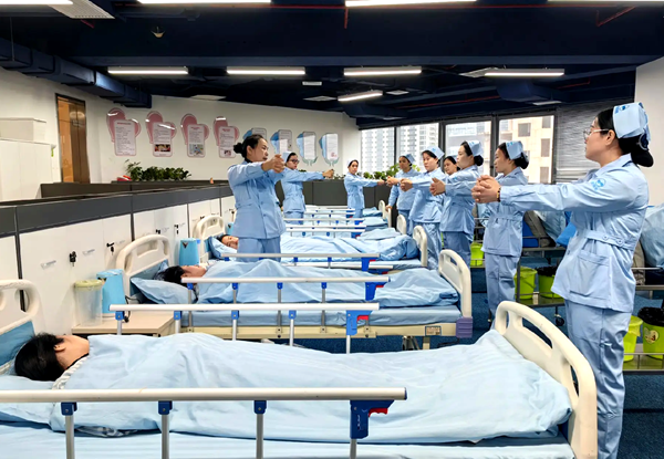 醫(yī)療護(hù)理員接受培訓(xùn)。廣西壯族自治區(qū)人力資源和社會(huì)保障廳供圖