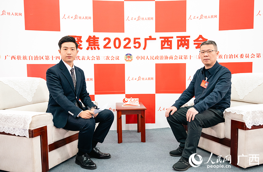 何韜代表（右）接受專訪。人民網(wǎng)記者 嚴(yán)立政攝