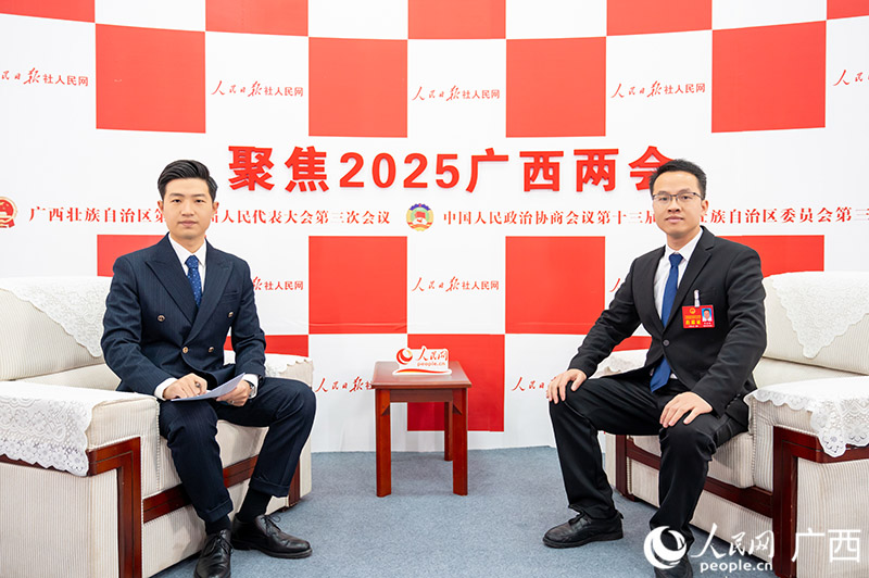 韋建明代表（右）接受采訪。人民網(wǎng)記者 嚴(yán)立政攝