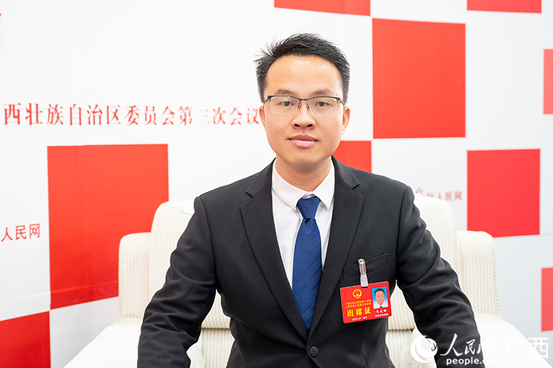 韋建明代表接受采訪。人民網(wǎng)記者 嚴(yán)立政攝