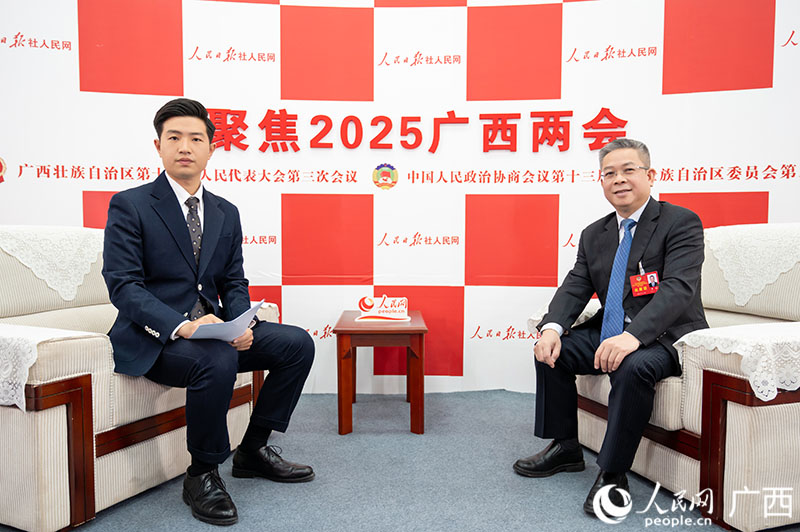 黃琛委員（右）接受采訪。人民網(wǎng)記者 嚴(yán)立政攝