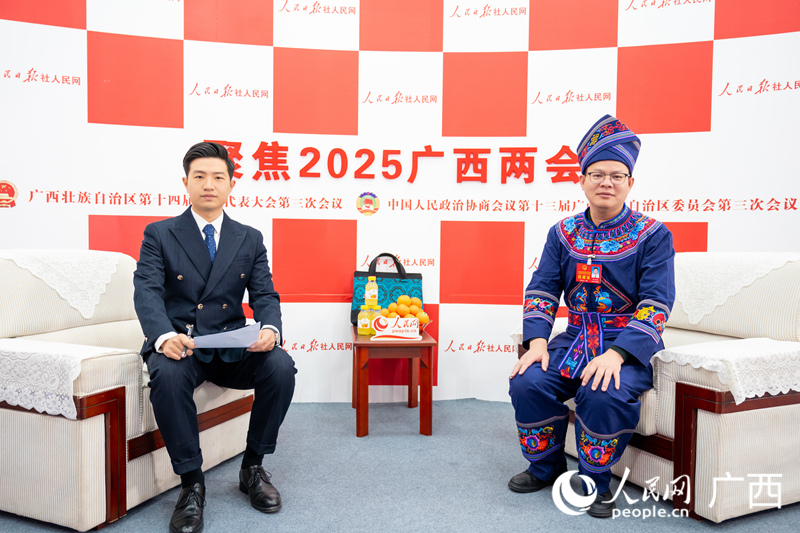 尹玉林代表（右）接受采訪。人民網(wǎng)記者 嚴(yán)立政攝