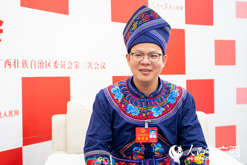 尹玉林代表接受采訪。人民網(wǎng)記者 嚴(yán)立政攝