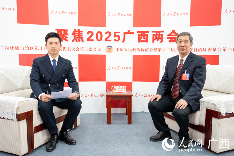 代表（右）接受采訪。人民網(wǎng)記者 嚴(yán)立政攝