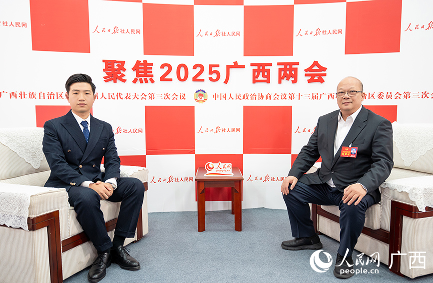 姚佐平代表（右）接受專訪。人民網(wǎng)記者 嚴(yán)立政攝