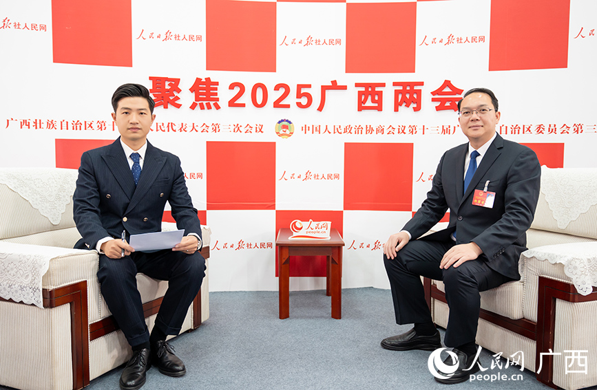 韋家甫代表（右）接受專訪。人民網(wǎng)記者 嚴立政攝