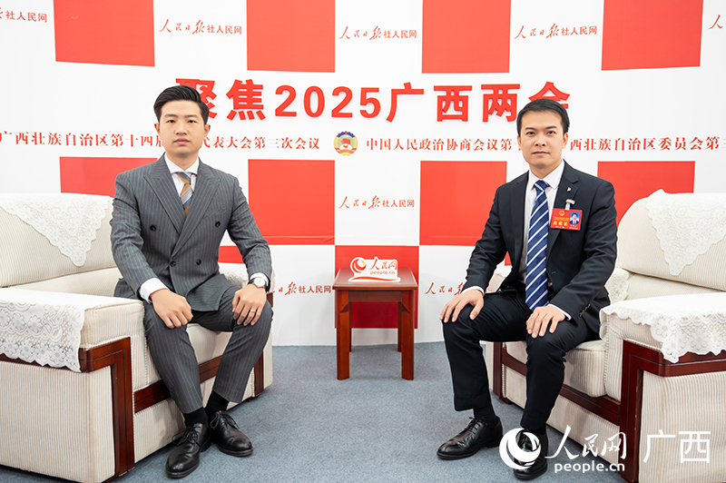 覃澤廣代表（右）接受專訪。人民網(wǎng)記者 嚴(yán)立政攝