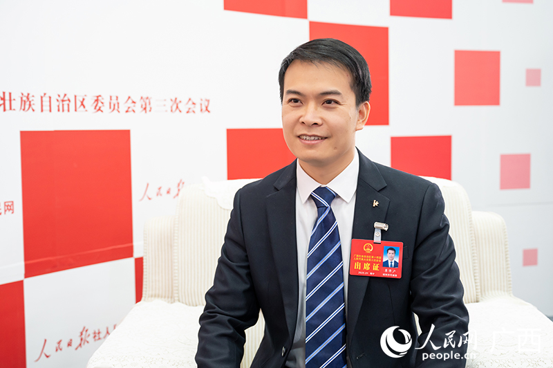 覃澤廣代表接受專訪。人民網(wǎng)記者 嚴(yán)立政攝