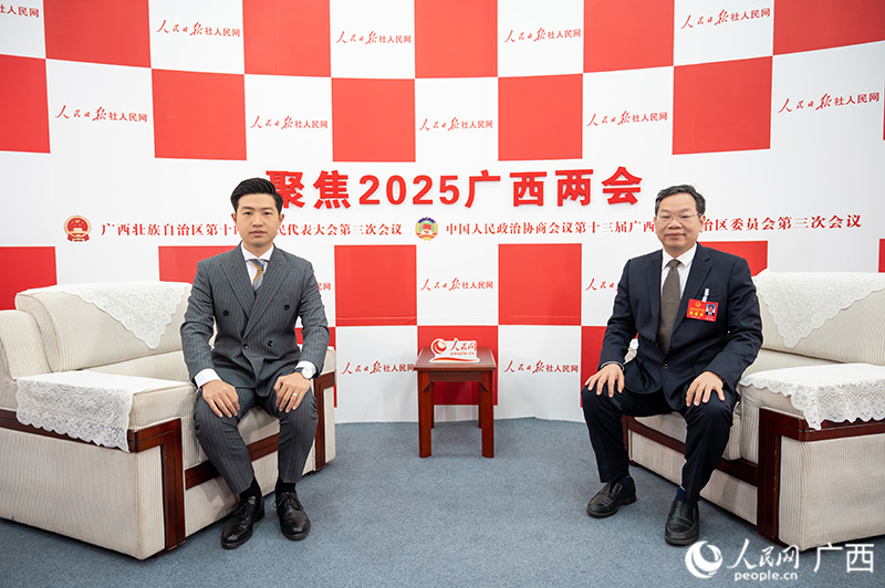 周光華代表（右）接受專訪。人民網(wǎng)記者 嚴(yán)立政攝