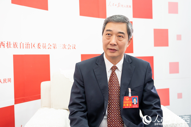 閆九球代表接受采訪。人民網(wǎng)記者 嚴(yán)立政攝