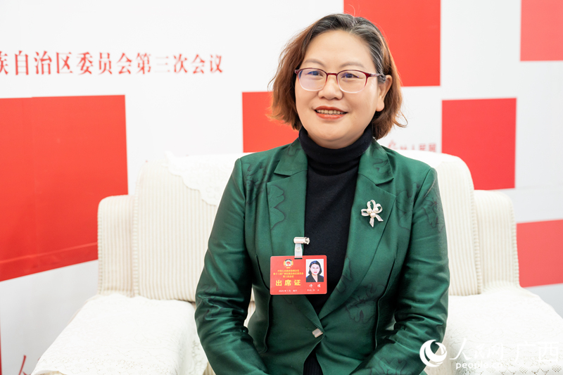 許瑾委員接受采訪。人民網(wǎng)記者 嚴(yán)立政攝