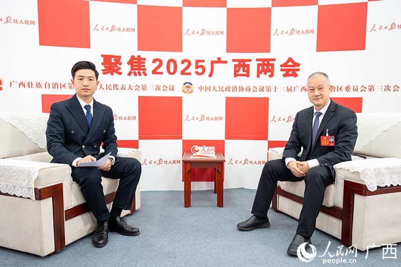 鄒展業(yè)代表（右）接受專訪。人民網(wǎng)記者 嚴(yán)立政攝