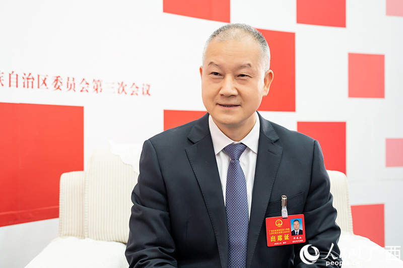 鄒展業(yè)代表接受專訪。人民網(wǎng)記者 嚴(yán)立政攝