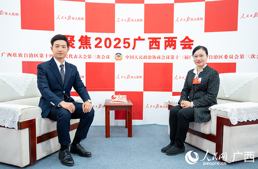 韋朝暉委員（右）接受專訪。人民網(wǎng)記者 嚴(yán)立政攝