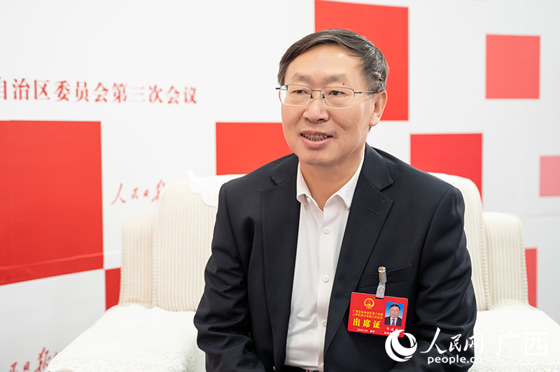 卞成林代表接受專訪。人民網記者 嚴立政攝