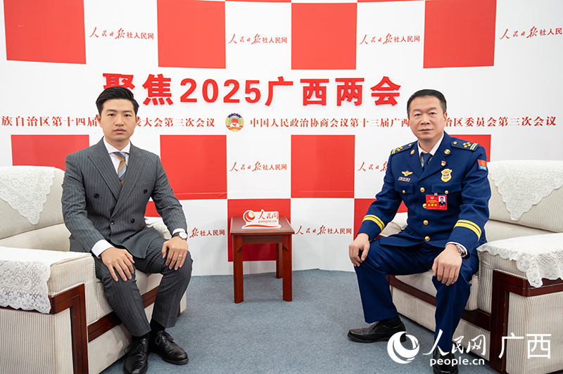 魏廣軍委員（右）接受專訪。人民網(wǎng)記者 嚴(yán)立政攝